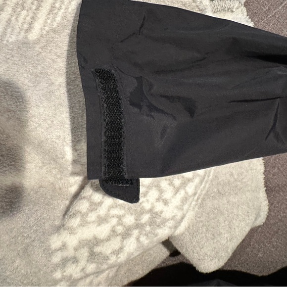 The North Face women’s Black and Red Jacket size Medium - Picture 3 of 4